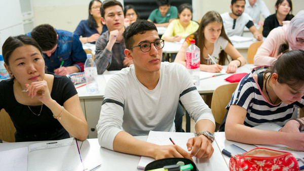 Ausländische Studierende bereiten sich an einem Studienkolleg auf die deutsche Hochschullehre vor.