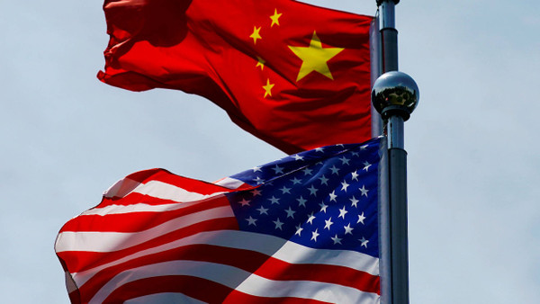 Die chinesische und amerikanische Flagge: Droht die nächste Stufe eines Handelskriegs der beiden Wirtschaftsmächte? Hongkong bietet neuen Zündstoff.