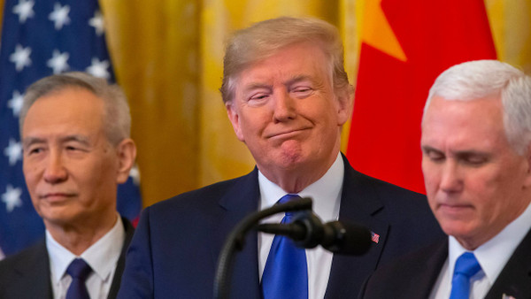 Der amerikanische Präsident Donald Trump zwischen dem Vizepräsidenten Mike Pence (rechts) und Chinas Chefunterhändler Liu He (links) in Washington.