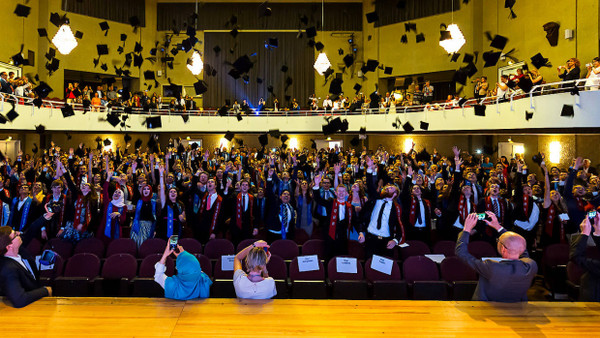 Bis die Hüte fliegen: Abschlussfeier an der Technischen Universität Hamburg