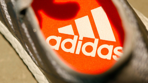 Adidas-Sportschuhe bleiben beliebt - der Aktienkurs steigt so hoch wie noch nie.