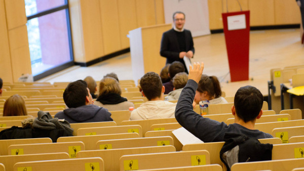 Halb leerer Hörsaal - bei solch hohen Studienberechtigten-Zahlen wohl eher ein seltenes Bild.