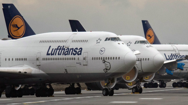 Lufthansa-Jets vom Typ Boeing 747 auf der Landebahn Nordwest des Flughafens Frankfurt