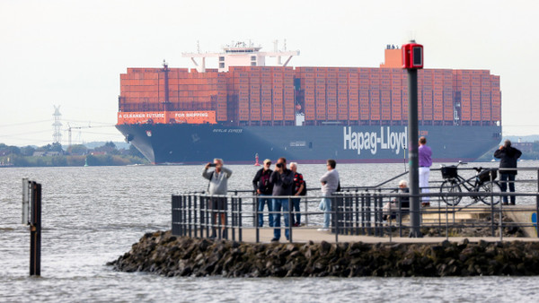 Die Berlin Express vor ihrer Taufe in Hamburg