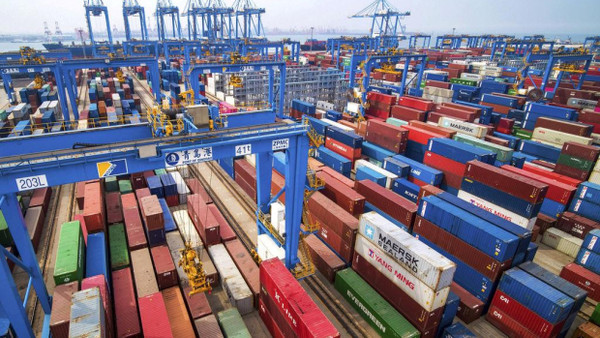 Ein Containerhafen in China: Die Folgen für das deutsche Wirtschaftsmodell bei einer Rückverlagerung der Lieferketten könnten beträchtlich sein.