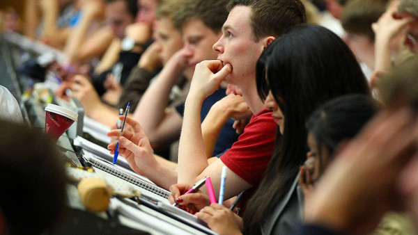 Wo studiert es sich noch weitgehend ohne NC? Solche Orte gibt’s tatsächlich in Deutschland. Die Uni Köln (unser Bild) gehört nicht dazu.