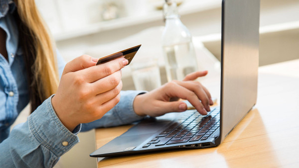 Viele Verbraucher zahlen ihre Einkäufe im Internet per Kreditkarte.