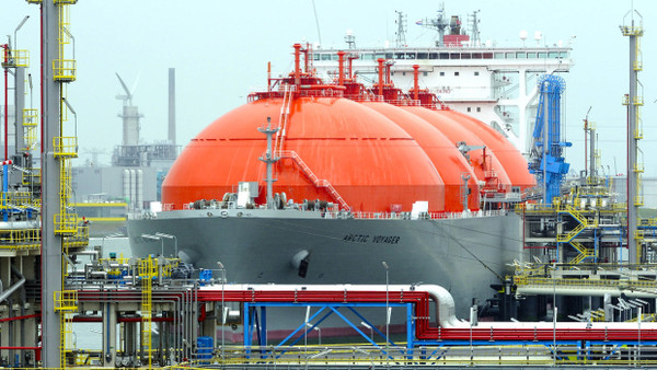 Ein Flüssiggasfrachter im Hafen von Rotterdam