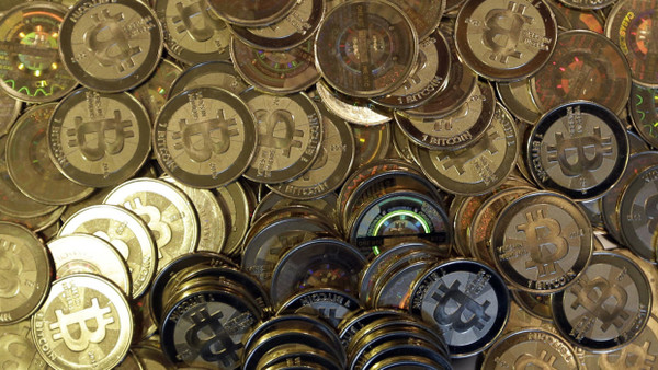 Was wird hier eigentlich gehandelt? Schon die Darstellung des Bitcoin als echte Münzen ist falsch.