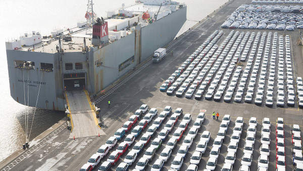 Autos stehen im Hafen von Emden zur Verschiffung bereit.