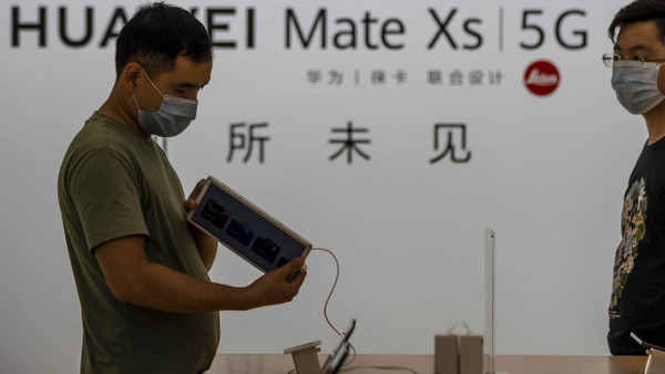 In China beliebt, im Rest der Welt skeptisch beäugt: Kunden in Schanghai mit Huawei-Geräten.