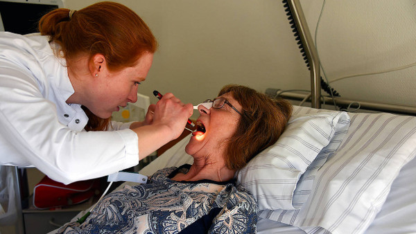 Maren Götz während der Untersuchung einer Patientin im Examen.