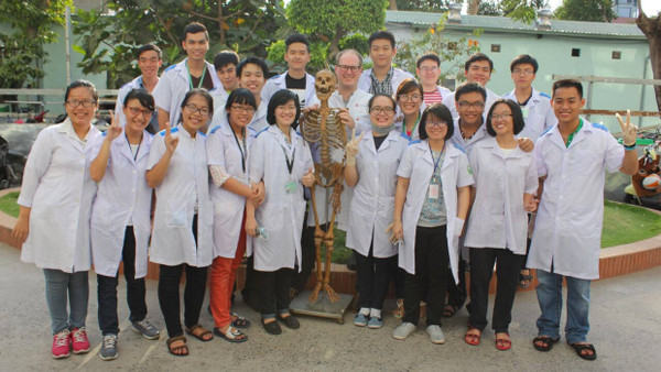 Immer nur lächeln: Der dritte Studentenjahrgang der „Vietnamese German Medical Faculty“.