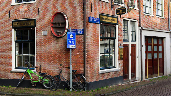In der Amsterdamer Genever-Destillerie De Ooievaar müssen Kunden auf das Verwenden von Bargeld verzichten.