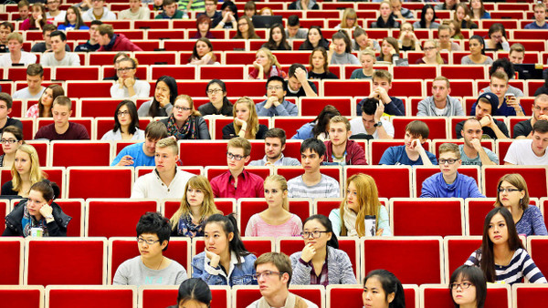 Mit großer Wahrscheinlichkeit haben viele von ihnen Akademiker-Eltern: Wirtschaftswissenschafts-Studenten in einer Vorlesung an der Uni Leipzig