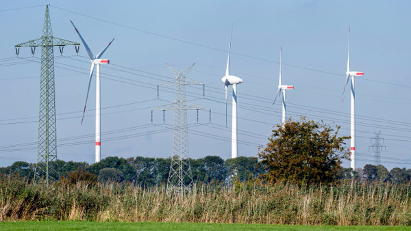 Windkraftanlagen neben einer Hochspannungsleitung