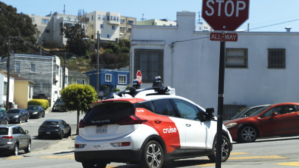 Ein Cruise-Robotaxi auf den Straßen San Franciscos