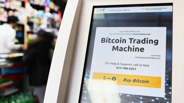 Als Zahlungsmittel nur begrenzt einsetzbar: ein Geldautomat, der Bitcoin akzeptiert, in einem Tabakshop in New York.