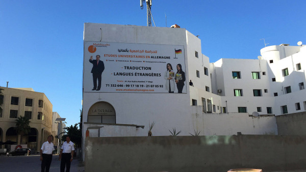 Eine riesige Werbung einer privaten Agentur wirbt in Tunis für ein Studium in Deutschland. Unter den Agenturen sind aber auch schwarze Schafe.