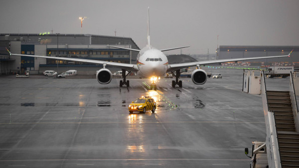 Ein Airbus der Linie Tibet Airlines landet in Helsinki.