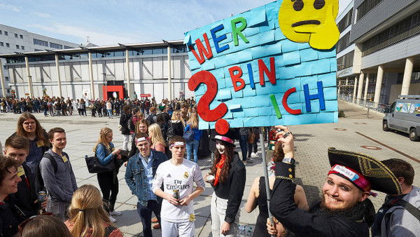 Gute Frage: Studenten begrüßen die Erstsemester an der Uni Koblenz.