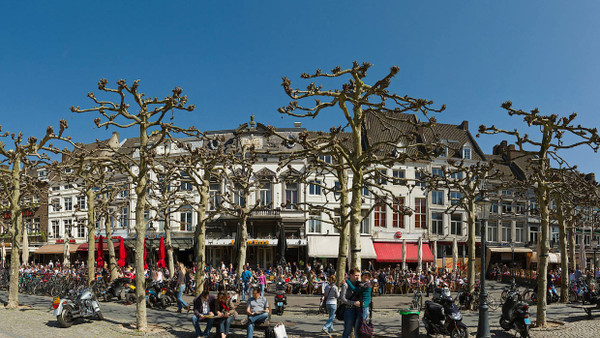 Stadtleben im Frühling in Maastricht