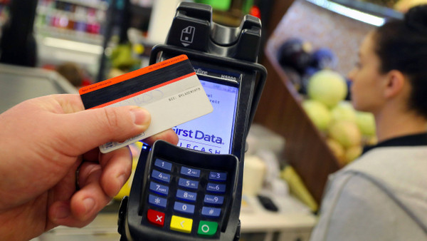 An der Supermarkt-Kasse wird immer häufiger mit Karte bezahlt.