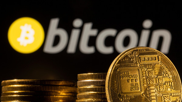Im Blickpunkt: Bitcoin gibt es nicht als Münzen, sondern nur virtuell. Der Krypto-Wert beruht auf Rechnerleistungen.