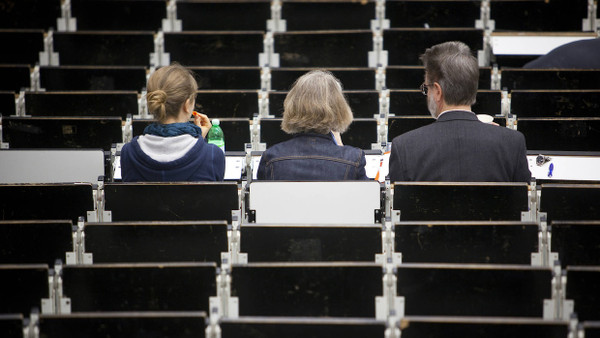 Gemeinsam im Hörsaal: Eltern begleiten die erwachsene Tochter zu einer Info-Veranstaltung an die Uni