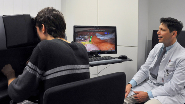 Operieren am Simulator: Für Medizinstudenten ein prima Training.