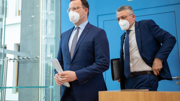 Hantieren mit vielen Zahlen: Bundesgesundheitsminister Jens Spahn (links) und der Chef des Robert-Koch-Instituts Lothar Wieler