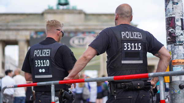 Polizisten sichern eine Veranstaltung in Berlin.