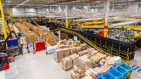 Alles da? Blick in ein Amazon-Logistikzentrum