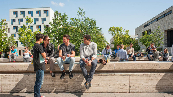Auf der Sonnenseite: Diese Studenten in Frankfurt dürften sich kaum wie Rentner fühlen.