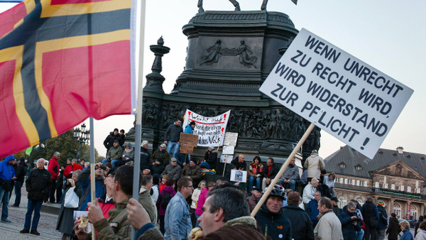 Pegida-Anhänger sammeln sich 2015 unter dem König-Johann-Denkmal auf dem Theaterplatz in Dresden.