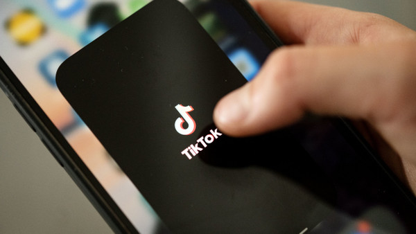 Der populäre Videodienst Tiktok ist von irischen Datenschützern mit einer Strafe von 345 Millionen Euro belegt worden.
