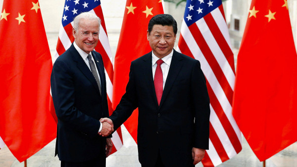 Ein Treffen im Jahr 2013 zwischen dem damaligen amerikanischen Vizepräsidenten Biden (links) und Chinas Staatschef Xi