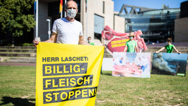 Protestaktion gegen Billigfleisch in Düsseldorf
