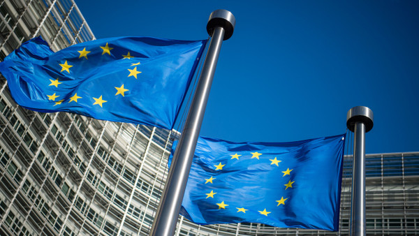 Flaggen der Europäischen Union wehen im Wind vor dem Berlaymont-Gebäude, dem Sitz der Europäischen Kommission.