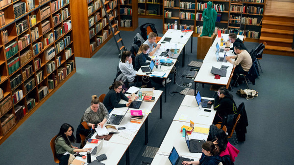 Gut was los in der Bibliothek des Campus Westend in Frankfurt.