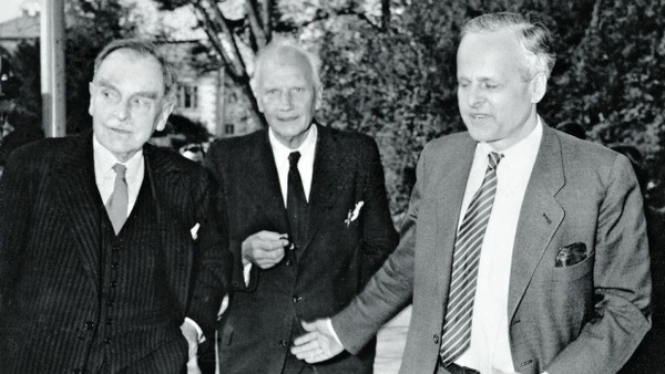 Zwölf Jahre nach Farm Hall: Walther Gerlach 1957 in Bonn zusammen mit Otto Hahn (links) und Carl Friedrich von Weizsäcker (rechts)