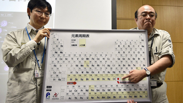 Stolz präsentieren Kosuke Morita (rechts ) und  Koji Morimoto vom japanischen Forschungszentrum Riken ihre Entdeckung, Element 113.