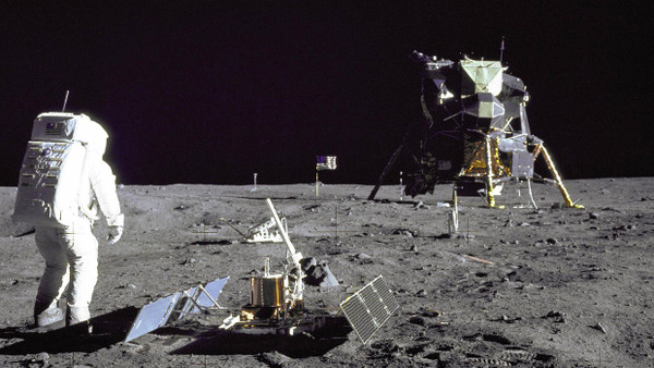 Apollo 11: Buzz Aldrin installierte das Experimente-Modul unweit der Landefähre.
