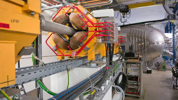 Der neue GLAD-Detektormagnet für FAIR (Hintergrund) wird in Kürze an den Teilchenbeschleuniger der GSI-Beschleuniger angekoppelt.