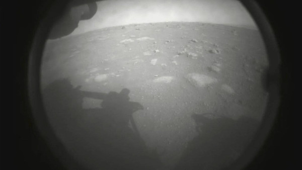 Blick auf die Marsoberfläche und den Schatten von Perseverance