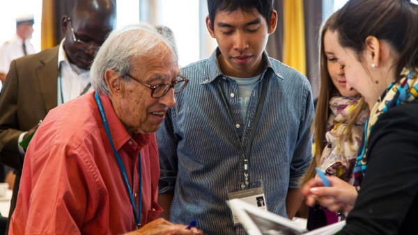 Edmond Fischer (links im Bild) im Austausch mit Nachwuchswissenschaftlern auf der 64. Lindauer Nobelpreisträgertagung 2014.