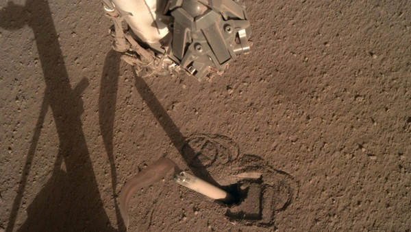 Der Maulwurf steckt im Marsboden fest. Auch der Roboterarm des Landers Insight kann nicht weiterhelfen.