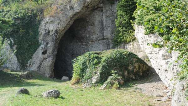 Eiszeitbehausung: Die Ilsenhöhle unterhalb der Burg Ranis in Thüringen