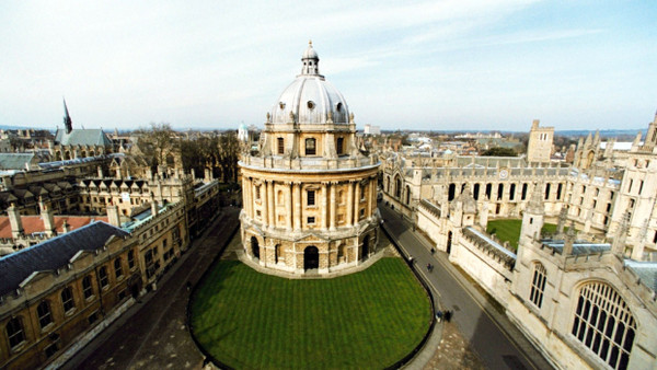 Fest gefügt sind die Mauern der Universität  - hier in Oxford.