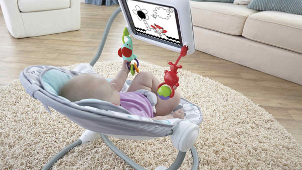 Ja, das gibt’s. Der Säuglingssitz mit integriertem iPad-Halter kam 2013 auf den Markt.